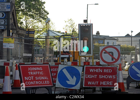 Baustellen mit Verkehrszeichen in London, England Stockfoto