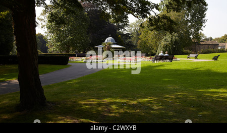 Landschaftsbild des öffentlichen Parks in Leeds Yorkshire auf Bucht Sommertag. Gepflegten Wiesen Blumen Weg und Rotunde Stockfoto