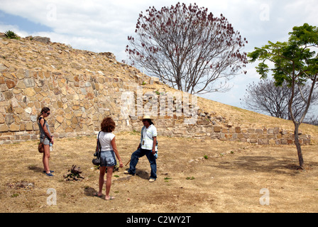 Touristen auf dem Monte Alban Ruinen Oaxaca Staat Mexiko Stockfoto