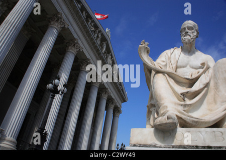 Österreich, Wien, Statue des griechischen Geschichtsschreiber Polybios vor dem Parlamentsgebäude. Stockfoto