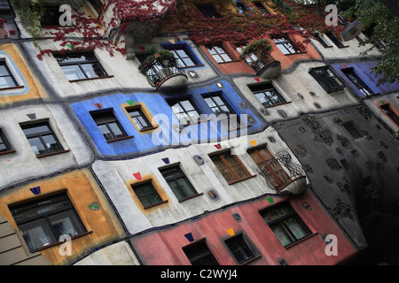 Österreich Wien Hundertwasser-Krawinahaus bunten öffentlichen Wohnprojekt von lokalen Architekten Friedensreich Hundertwasser. Stockfoto