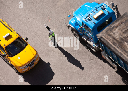 Polizei-Person Regie Traffic, belebten Kreuzung, NYC Stockfoto