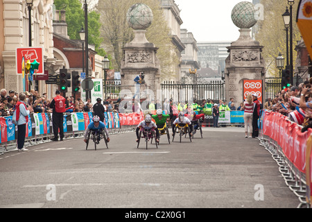 Rollstuhl-Konkurrenten bei den London Marathon 2011, Church Street, Greenwich London, England, Vereinigtes Königreich. Stockfoto