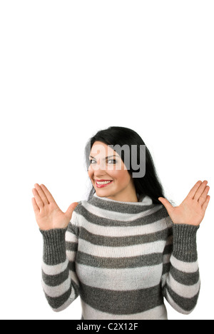 Glückliche Frau stehend, wie sie etwas und Hände Sie mit textfreiraum bewirtet Stockfoto