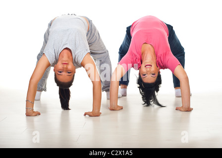 Zwei flexible Frauen tun zurück - weißem Hintergrund auf Boden bücken Stockfoto