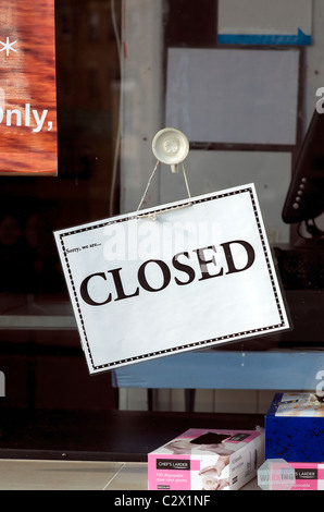 GESCHLOSSENE Schild im Schaufenster Stockfoto