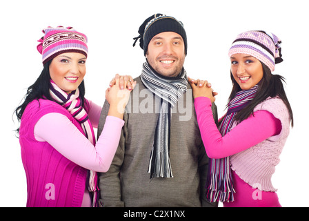 Fröhliche Freunde lächelnd und tragen bunte wollenen Mützen und Schals, die isoliert auf weißem Hintergrund Stockfoto