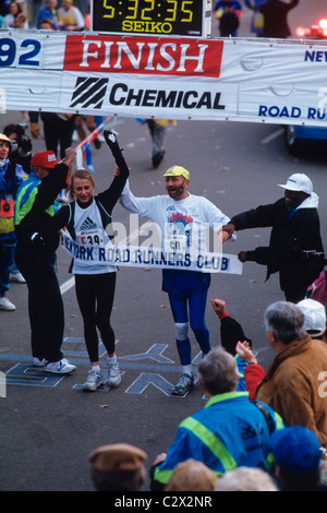 Fred Lebow Mit Grete Waitz Nach Abschluss 1992 Nyc Marathon Zusammen Stockfotografie Alamy