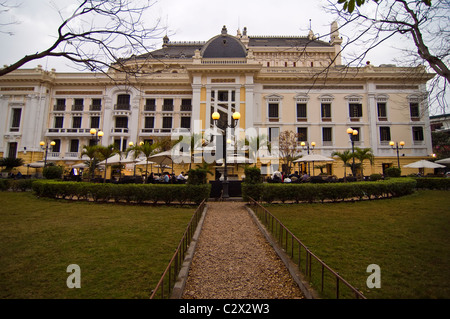 Horizontalen Weitwinkel von Hanoi Opera House (Nhà Keszthely Lớn Hà Nội) und das Café-Bistro in den Gärten. Stockfoto