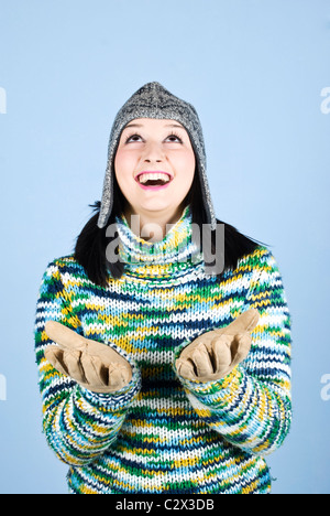 Happy Winter Mädchen nachschlagen und stehend mit Händen öffnen, um etwas zu bekommen. Du kannst im Foto Schneeflocken, Geschenke etc.. Stockfoto
