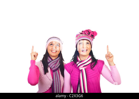 Schöne glückliche Frauen mit toothy Lächeln im rosa Winter gestrickte Kleidung nach oben Raum isoliert auf weißem Hintergrund kopieren Stockfoto