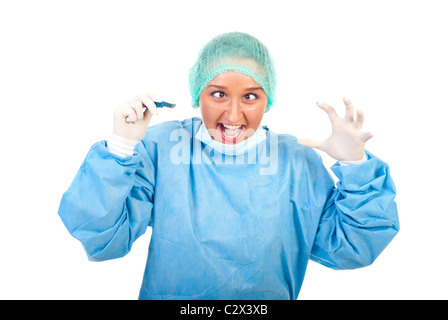 Verrückte Chirurg Frau mit lustigem Gesicht halten Skalpell isoliert auf weißem Hintergrund Stockfoto