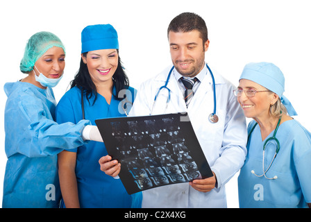 Gruppe von Ärzten, Gespräch und eine Magnetresonanztomographie über weißen Hintergrund anzeigen Stockfoto