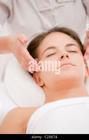 Frau mit Gesichtsmassage Stockfoto