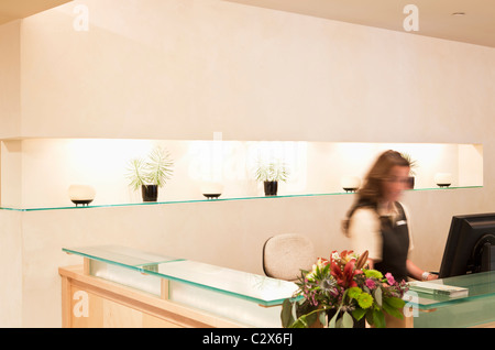 Frau an Spa Resort Rezeption Stockfoto