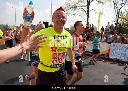 Liebe Läufer im Virgin London Marathon 2011 Stockfoto