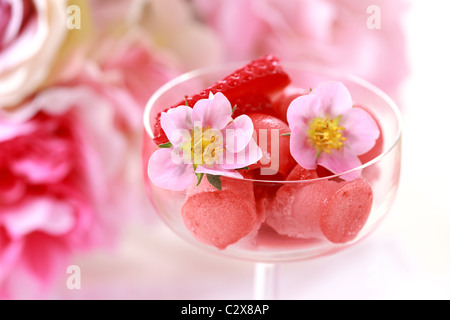 Erdbeer-Sorbet oder Eis für heiße Sommertage Stockfoto
