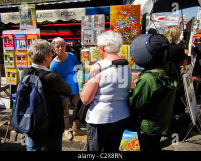 Paris, Frankreich, Gruppe Leute, Frauen Touristen, Besuch Montmartre, Einkaufsmöglichkeiten, Straßenkünstler auf dem Place du Tertre » Clerk Working Stockfoto