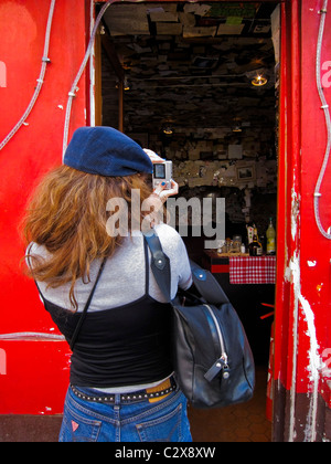 Menschen besuchen Viertel Montmartre, Paris, Frankreich Frau Touristen nehmen Fotos von alten Restaurant Stockfoto