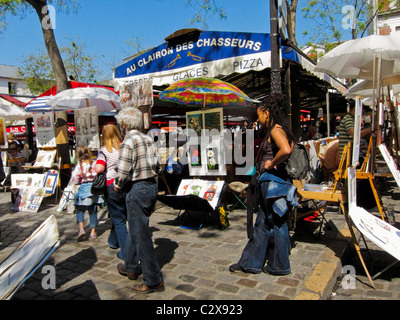 Paris, Frankreich, Gruppenbesucher im Montmartre-Viertel, Straßenkünstler auf dem Place du Tertre, ausländische Touristenstände Stockfoto