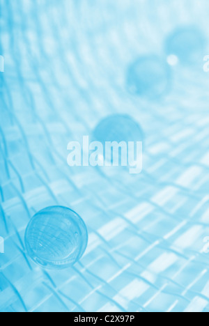 blaue abstrakte Kugeln auf Netzwerk. Makro Stockfoto