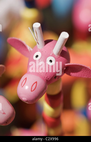 Nahaufnahme Foto einer hölzernen rosa Giraffe, Straßenmarkt Xian, Provinz Shanxi, China Stockfoto