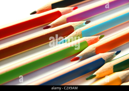 Bunte Bleistifte auf weißem Hintergrund. Stockfoto