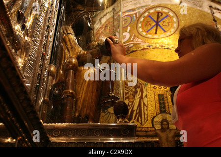 Pilger berührt die Lady von Montserrat (schwarze Madonna, La Moreneta). Montserrat, Katalonien, Spanien, Europa Stockfoto