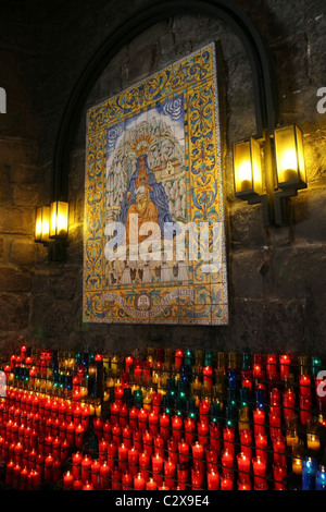 Mosaik der schwarzen Madonna La Moreneta (schwarze Jungfrau) auf der Ave Maria Pat in Montserrat Benediktiner Kloster, Katalonien, Spanien Stockfoto