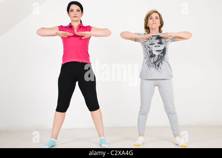 Zwei Frauen jung und alt Fitness zu tun und Übungen Stockfoto
