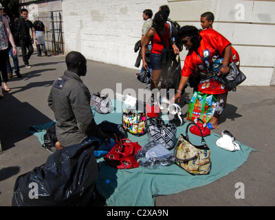 Paris, Frankreich, Touristen Einkaufen in Touristenläden im Viertel Montmartre, afrikanische Einwanderer, Mann, der gefälschte Handtaschen auf der Straße verkauft, schwarze Gemeinde paris Stockfoto