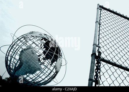 Städtisches Motiv der New Yorker Weltausstellung Unisphere und entsperrt Maschendrahtzaun in Flushing Meadows Park in Queens Textfreiraum Stockfoto