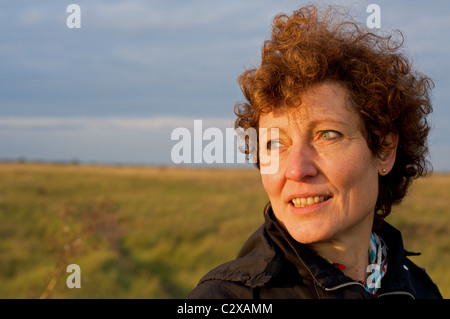 Frau mittleren Alters mit dem lockigen Haar Stockfoto