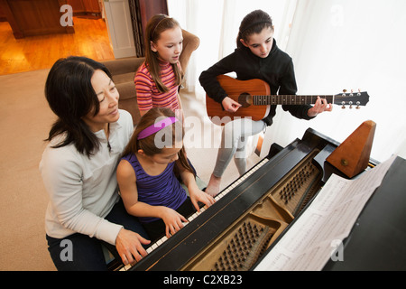 Schüler und Lehrer, die Instrumente spielen Stockfoto