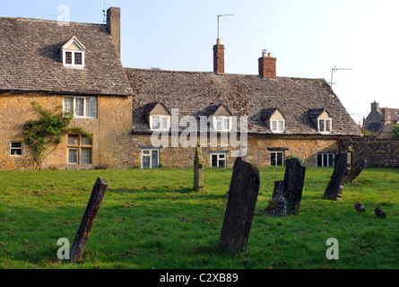 Ferienhäuser von St Eadburgha Kirchhof, Ebrington, Gloucestershire, England, UK Stockfoto