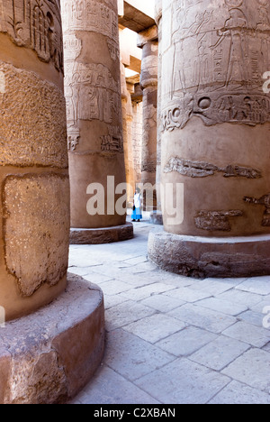 Kolonnade in der großen Säulenhalle im Bezirk von Amun-Re - Karnak-Tempel-Komplex - Luxor, Oberägypten Stockfoto