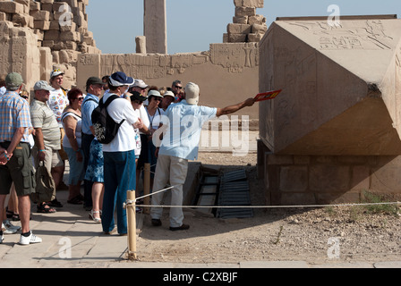 Ägyptische Führer mit Touristen in der Nähe der gefallen Obelisk der Hatschepsut - Tempel des Amun - Karnak Temple Complex - Luxor, Oberägypten Stockfoto