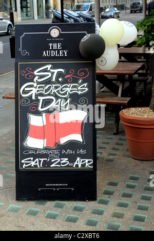 St.-Georgs Tag-Schild außerhalb der Audley Pub, Mayfair, London, UK Stockfoto