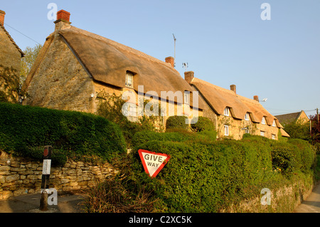 Strohgedeckten Hütten in Ebrington Dorf, Gloucestershire, England, UK Stockfoto