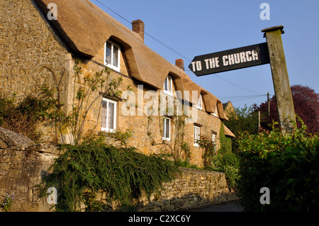 Strohgedeckten Hütten in Ebrington Dorf, Gloucestershire, England, UK Stockfoto