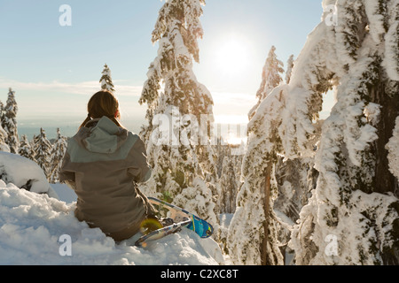 Kaukasische Frau Schneeschuhwandern in abgelegenen Gegend macht Pause Stockfoto