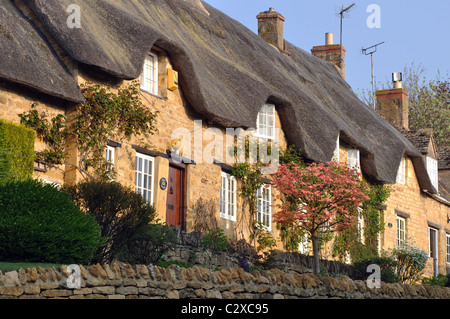 Strohgedeckten Hütten in Ebrington Dorf, Gloucestershire, England, UK Stockfoto