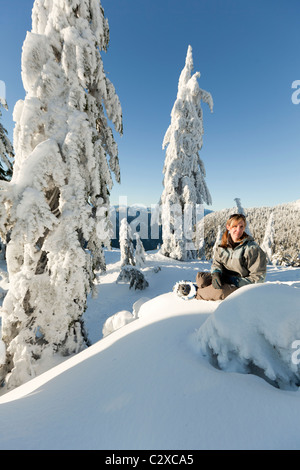 Kaukasische Frau Schneeschuhwandern in abgelegenen Gegend macht Pause Stockfoto