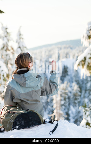 Kaukasische Frau Schneeschuhwandern in abgelegenen Gegend fotografieren Stockfoto