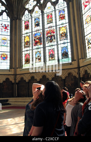 VEREINIGTES KÖNIGREICH. BESUCHER ZUR WESTMINSTER ABBEY IN LONDON, WO KÖNIGLICHE HOCHZEIT FINDEN STATT AM 29. APRIL Stockfoto