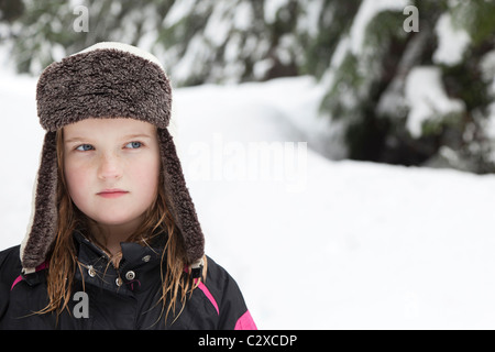 Kaukasische Mädchen in GAP im Schnee Stockfoto