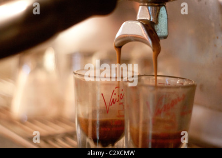 Ein paar Schuss Espresso gegossen wird. Stockfoto