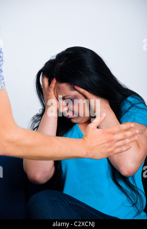 Angst vor misshandelte Frau von ihrem Ehemann Angst Stockfoto