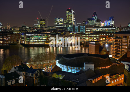 Blick auf Shakespeare's Globe Theatre und der Themse gegenüber der City of London, England, UK, Europa, in der Nacht Stockfoto