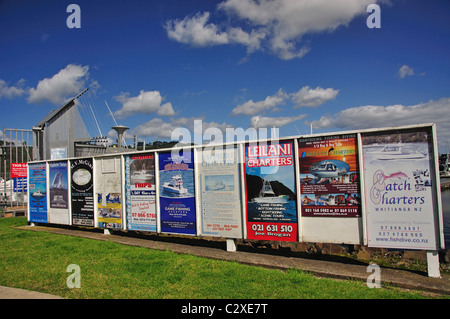 Boot Charter Plakate außerhalb Marina, Whitianga Harbour, Whitianga, Mercury Bay, Coromandel Peninsula, Region Waikato, Neuseeland Stockfoto